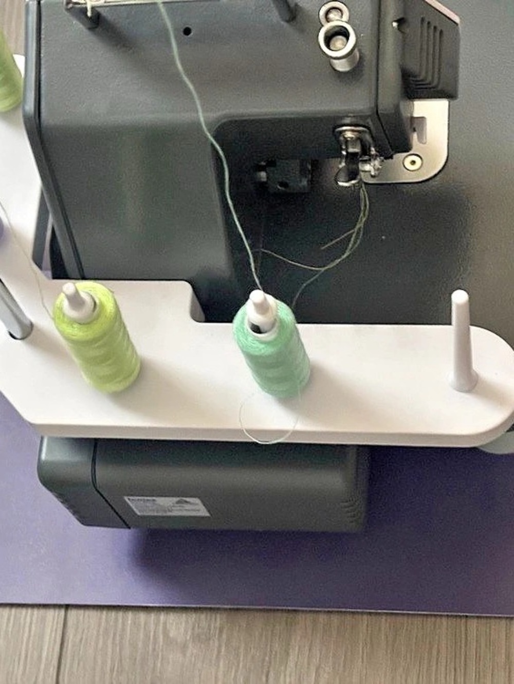 4 Thread Overlock Machine Serger Sewing Machine - Picture 2 of 11